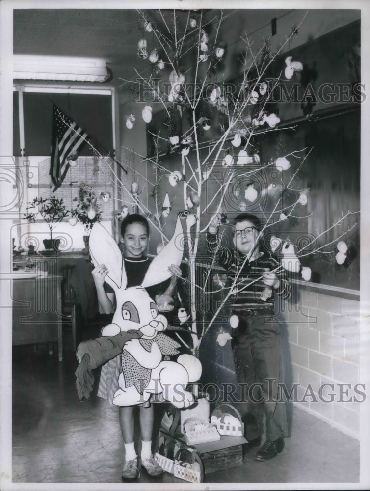 1960 Cute Kids At John Dewey School With Easter Egg Tree Cleveland - Historic Images