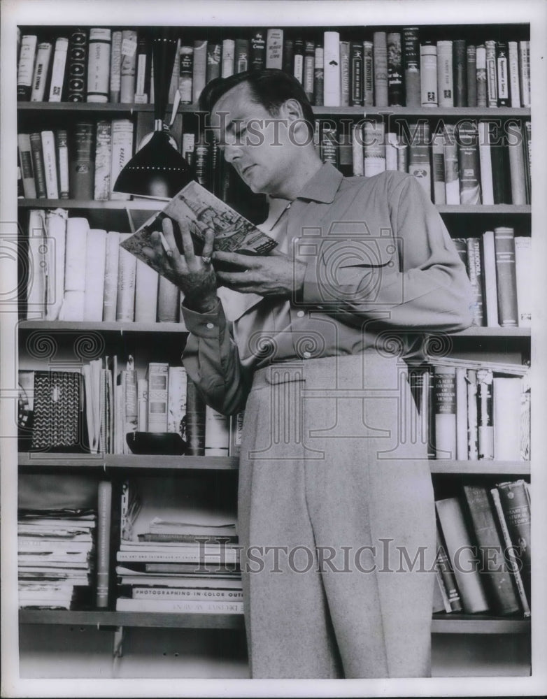 1955 Press Photo New tapered look slacks for men in light tones - Historic Images