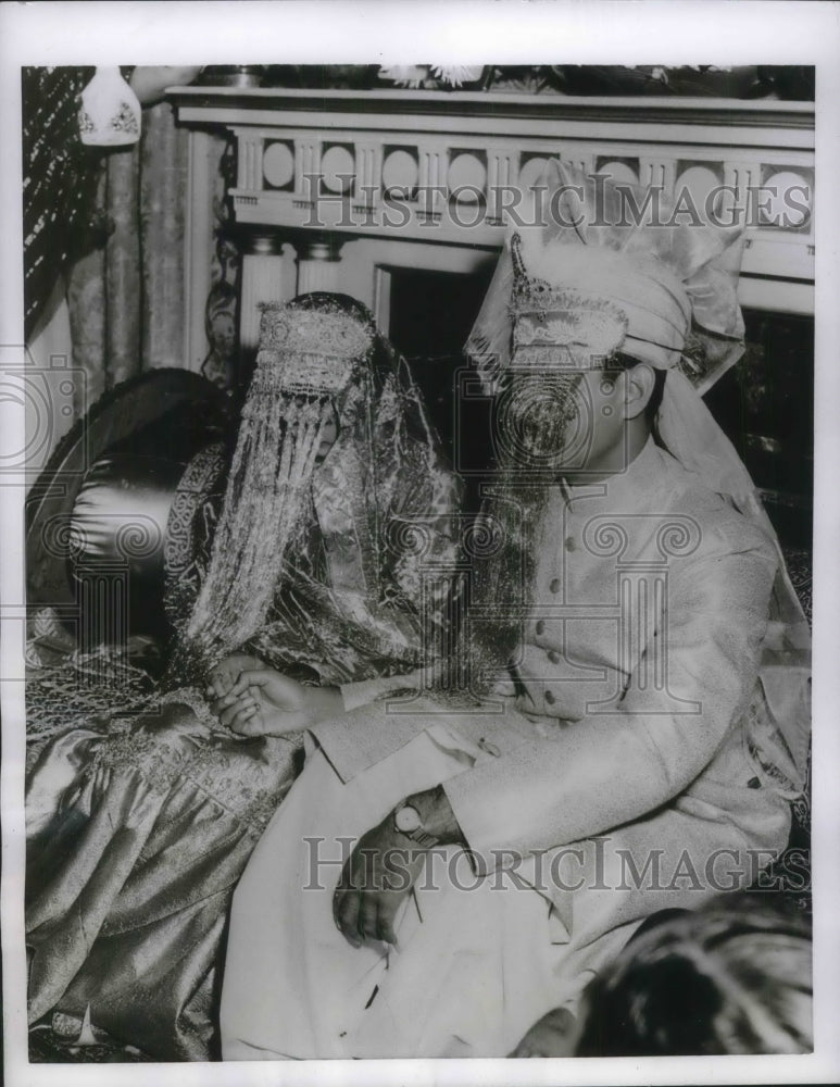 1955 Press Photo Bride And Groom Wear Veils At Pakistan Embassy Wedding In US - Historic Images