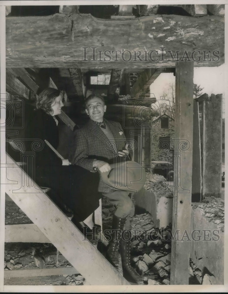 1939 Press Photo Actress Libby Pearson With Playwright Richard Bennett At Mill - Historic Images