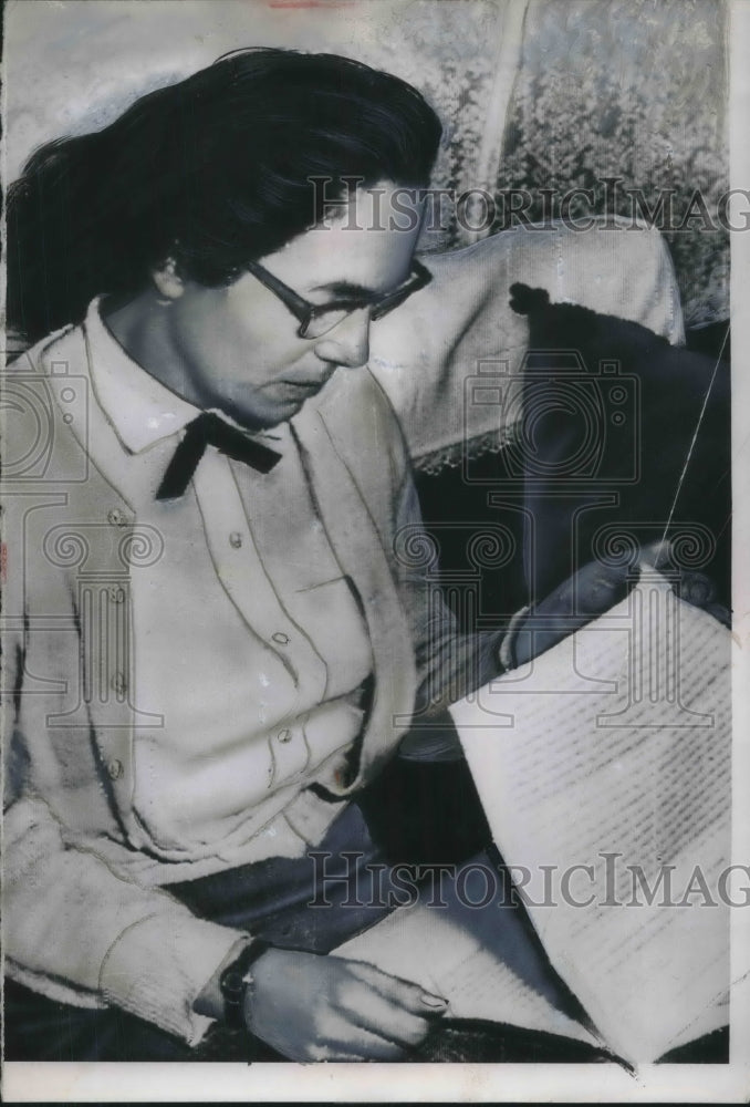 1953 Press Photo Mrs. Portia Howe Reads Letter From Son Pfc. Richard R. Tenneson - Historic Images