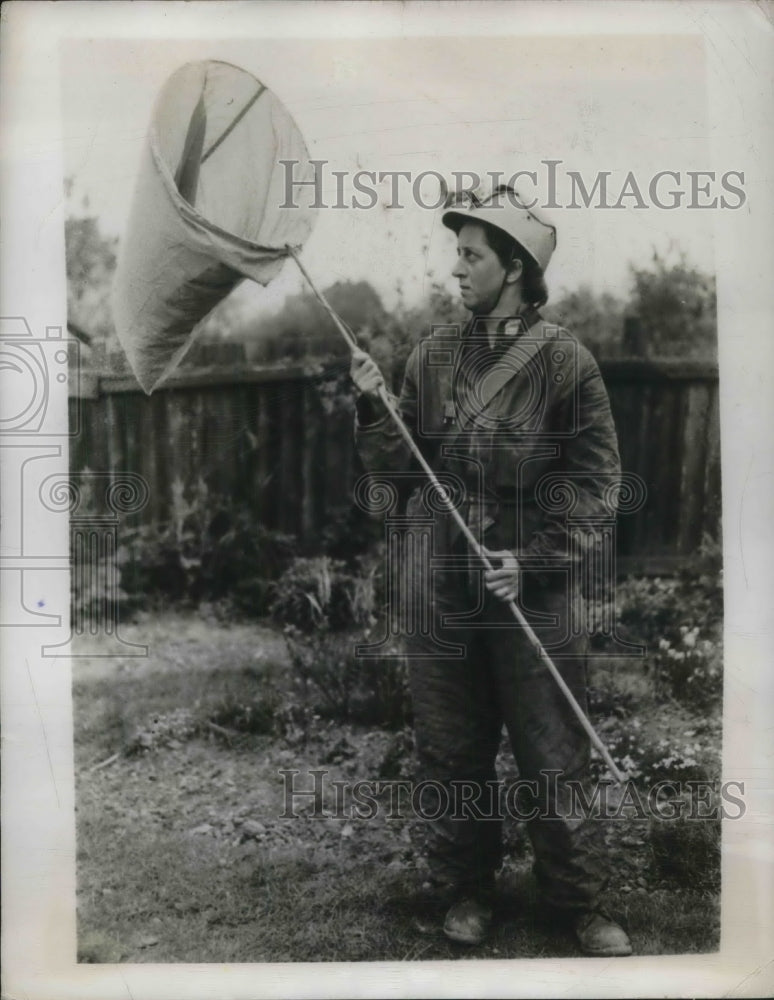 1949 Press Photo Mrs Winifred Hooper Bat Hunting in Buckfastleigh England - Historic Images