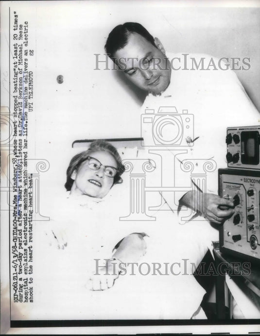 1958 Press Photo Mrs Mae Winsberg Had Heart Attack Dr David Berkson Attending - Historic Images