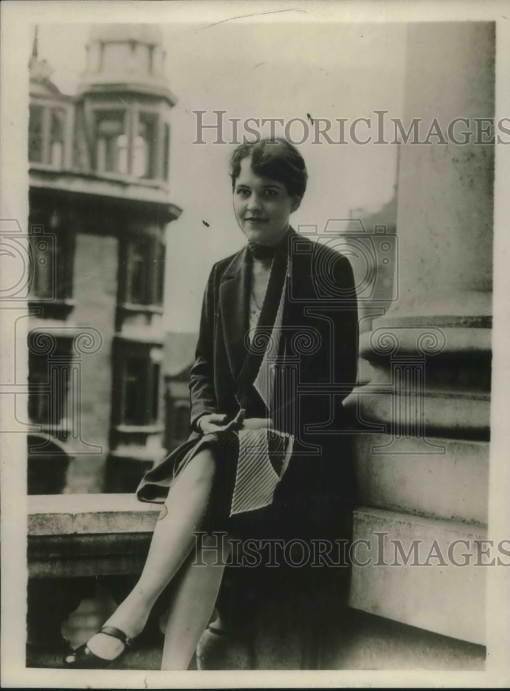 1929 Press Photo Miss Edna Peters, a teacher sight seeing in London, England. - Historic Images