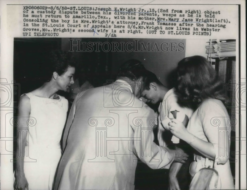 1958 Press Photo Joseph Wright Son In Custody Dispute Cries With Mother - Historic Images