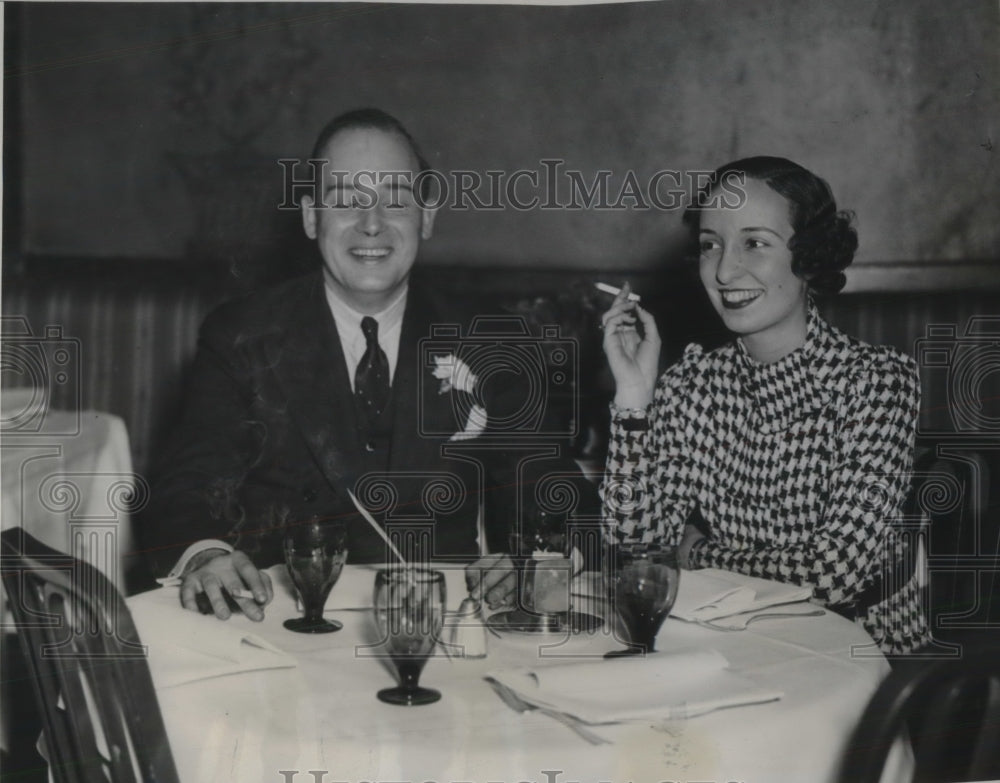 1933 Press Photo Frances Waitt and Richardson Brown at Cocktail Party in NY - Historic Images