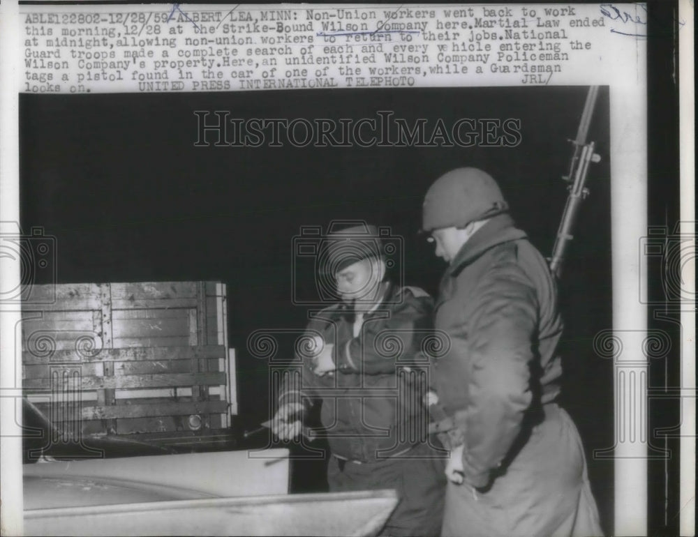 1960 Press Photo Non-Union workers went back to work at the Wilson co. - Historic Images