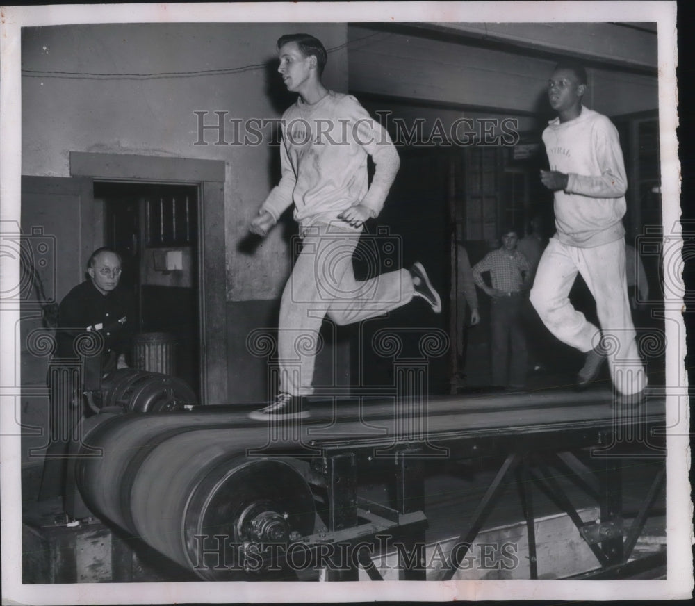 1951 Press Photo Gene Burns &amp; Reggie Victor track workout/treadmill - Historic Images