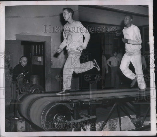 1951 Press Photo Gene Burns & Reggie Victor track workout/treadmill - Historic Images