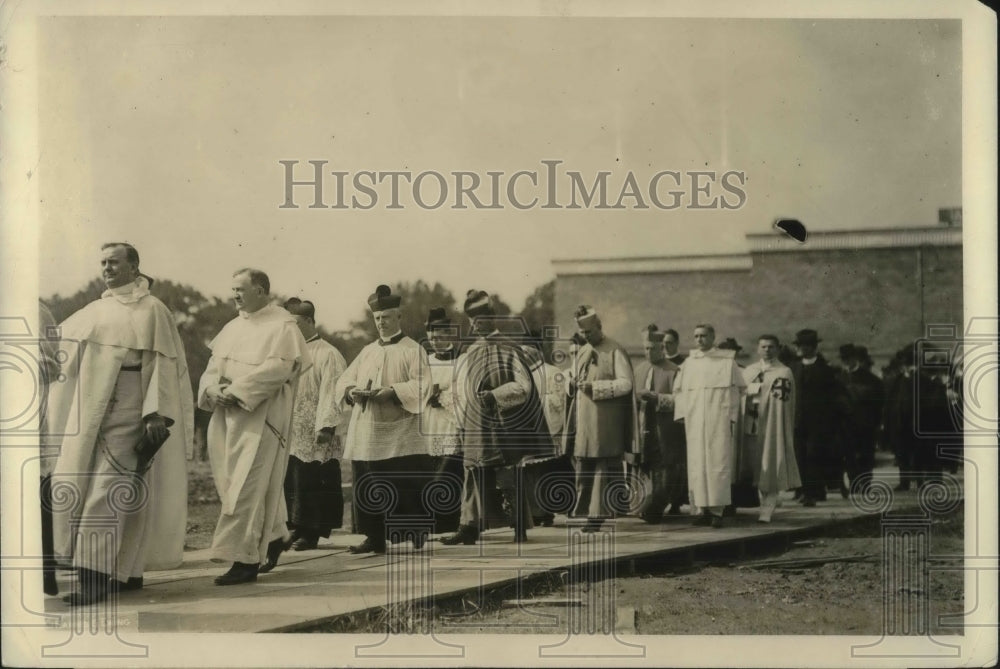 1924 Press Photo Church people on their way to Immaculate Conception Shrine. - Historic Images
