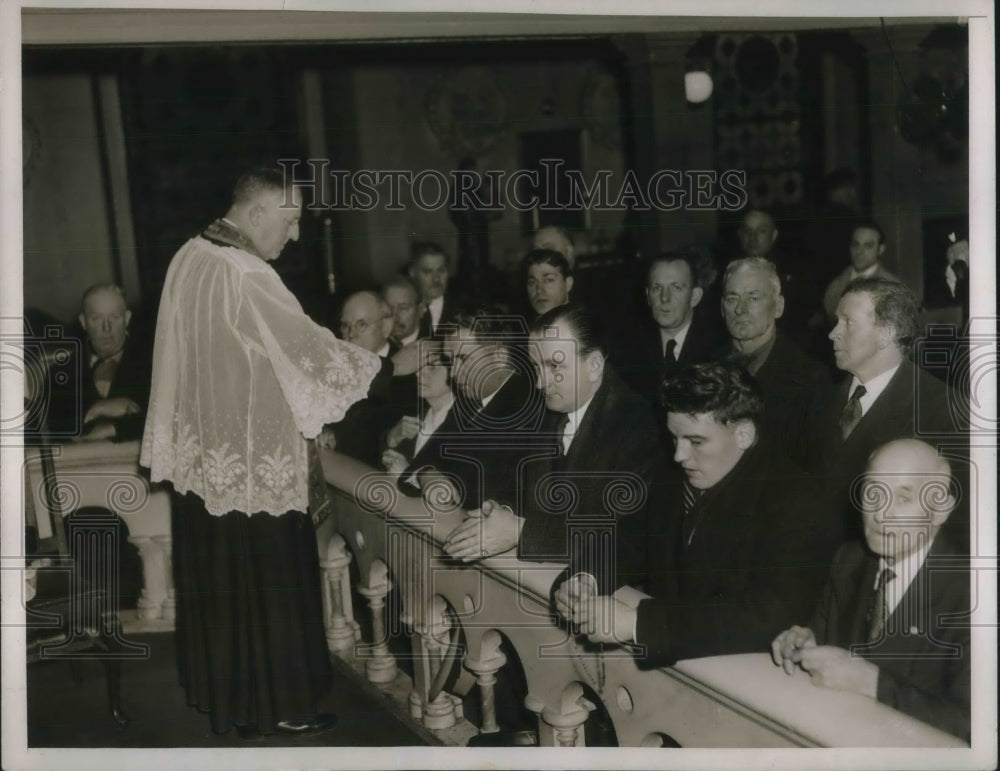 1937 Press Photo William Cashin administers ashes to the devout. - Historic Images