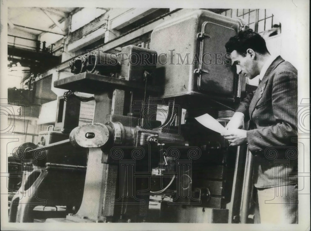 1938 Press Photo Mechnical Engineer V. Vikhman invention. - Historic Images