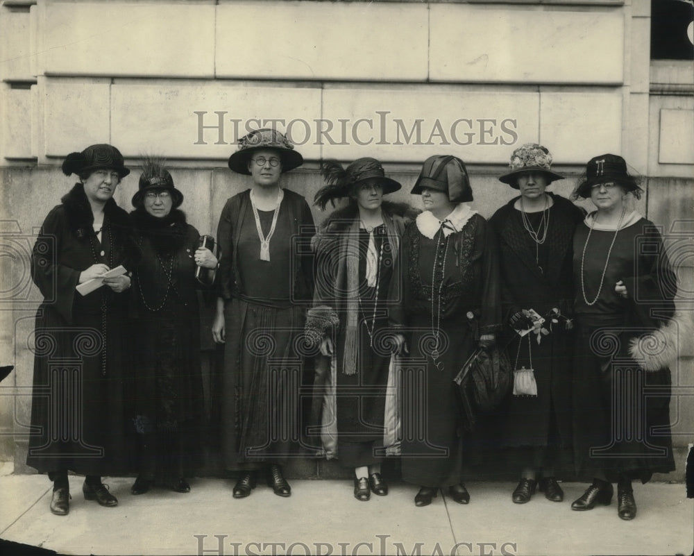 1924 Press Photo Mrs. Raymond Morgan, Mrs, Martin Hutchene, Miss Garlon Delandy. - Historic Images