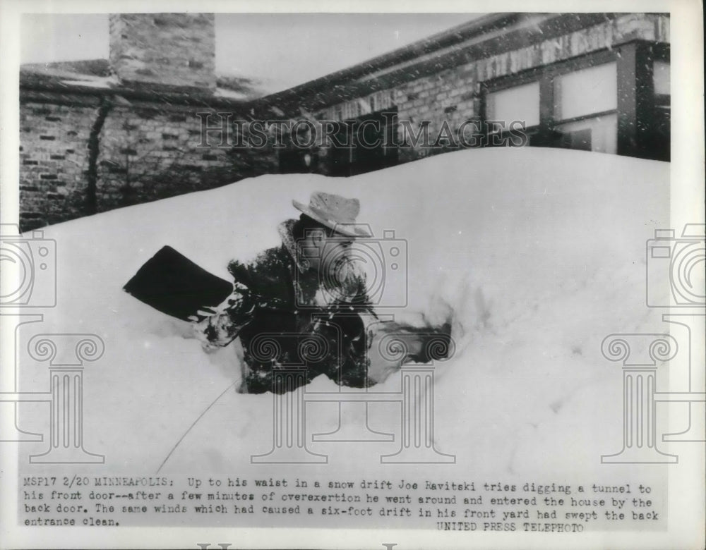 1952 Press Photo Joe Ravitski tries digging a his way to his front door in snow. - Historic Images