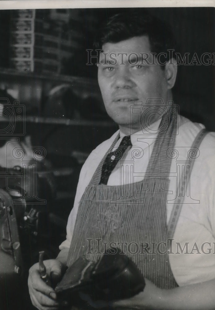 1940 Press Photo James Rosselli Shoemaker of Kenosha Wisconsin - nec45932 - Historic Images