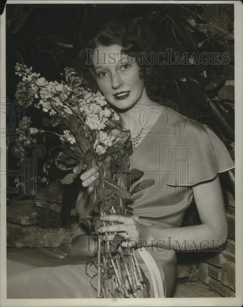 1932 Press Photo Betty Hearn from Cleveland holding a bouquet of flowers - Historic Images