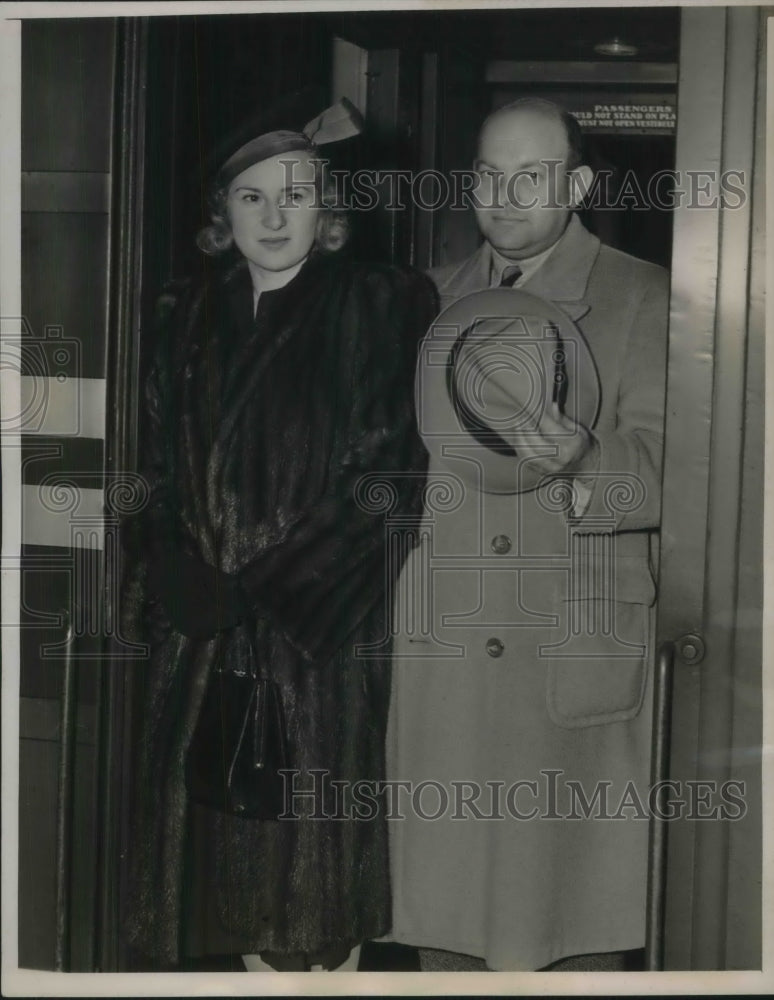 1939 Press Photo Charles Einfeld director of advertising, and Mrs. Einfeld. - Historic Images