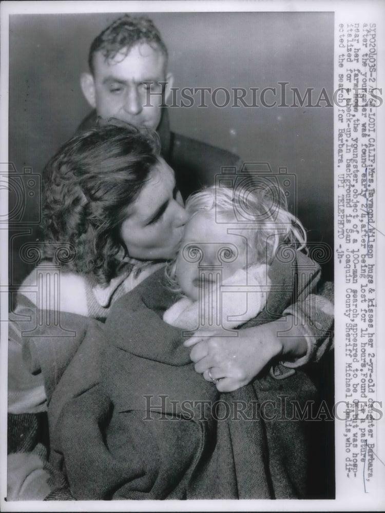 1962 Press Photo Mrs. Raymond Wilson hugs her daughter who was lost - Historic Images