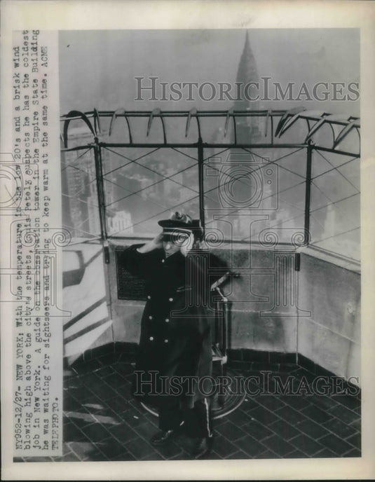 1949 Press Photo Louis Petely, Empire State Bldg. guide, on cold day - Historic Images