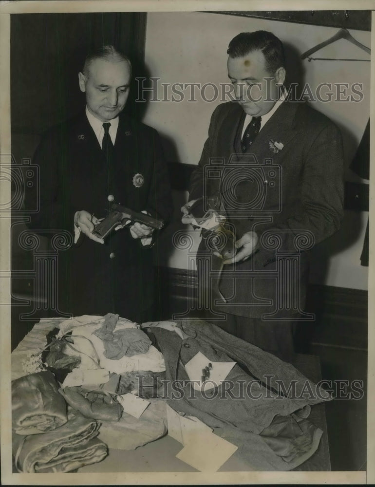 1938 Press Photo August J. Berg &amp; Thomas Smythe With Evidence in Carroll Trial - Historic Images