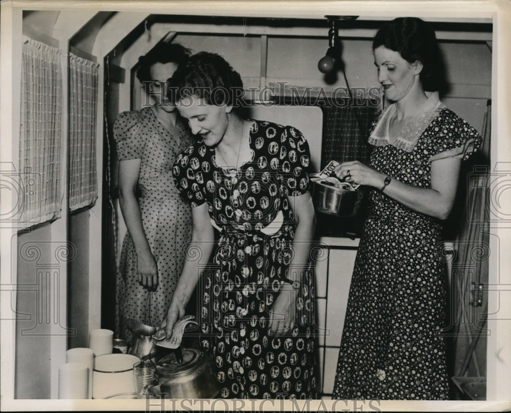 1939 Mrs. Hunter Moody with Mrs. Ralph Brown and Irene Foley - Historic Images