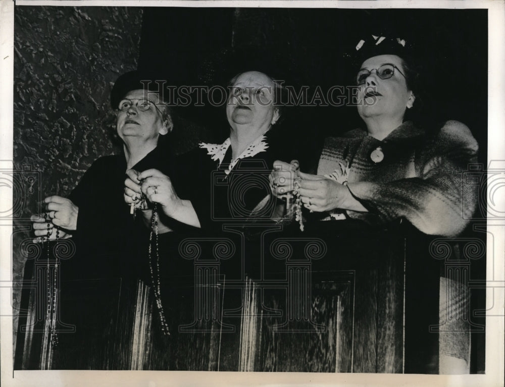 1944 Press Photo Mothers Prayer - nec46172-Historic Images