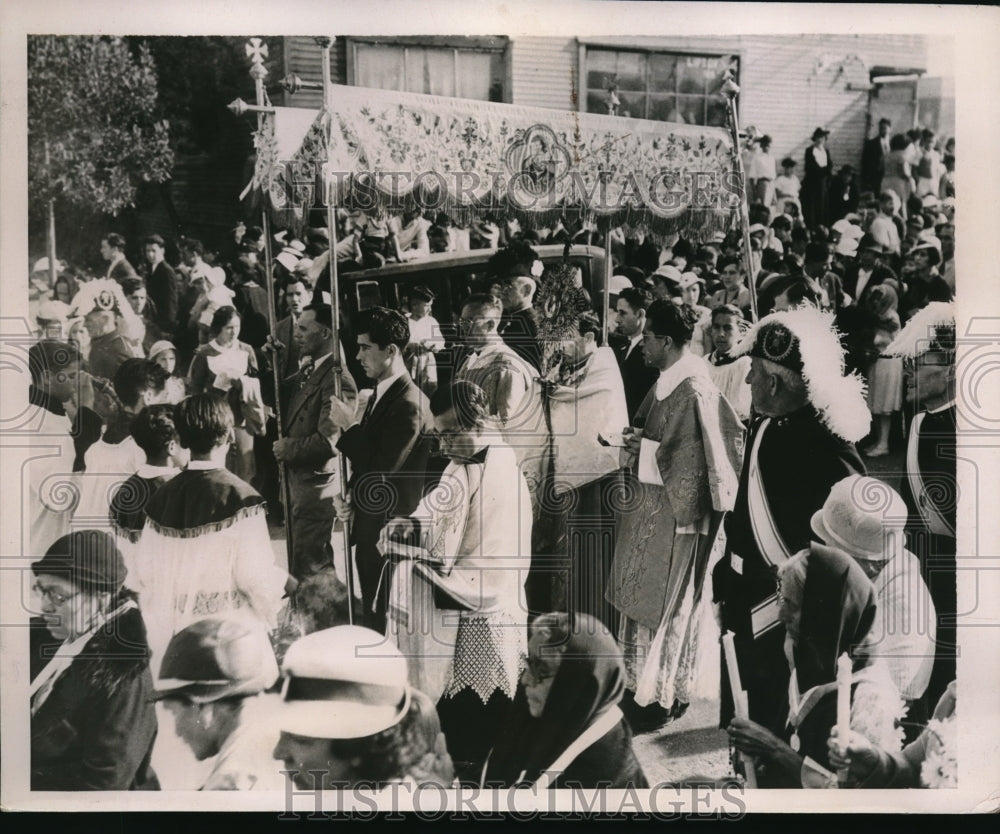 1935 Press Photo Catholics March in the annual Corpus Christi Procession - Historic Images