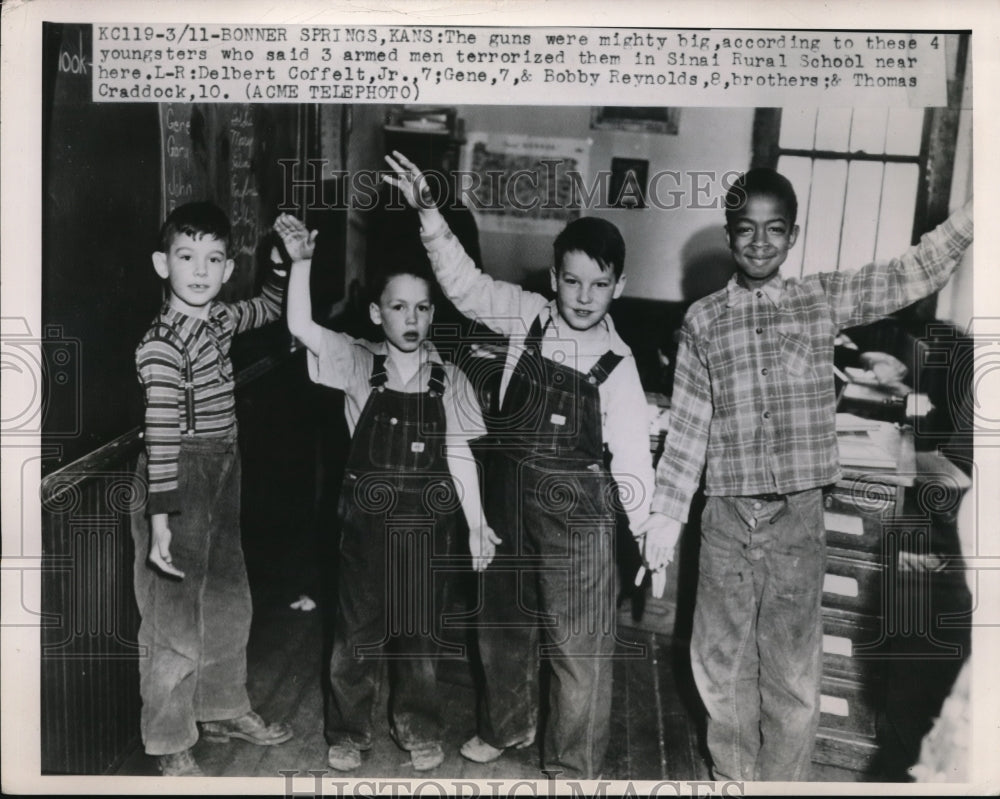 1949 Press Photo Students of Sinai Rural School witness 3 men terrorized them - Historic Images