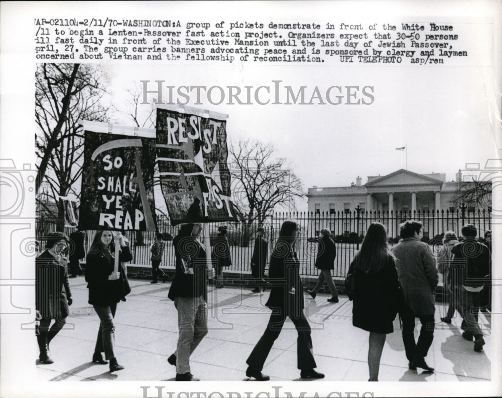 1970 Press Photo Picket demonstrate in White House to Lenten-Passover Project. - Historic Images