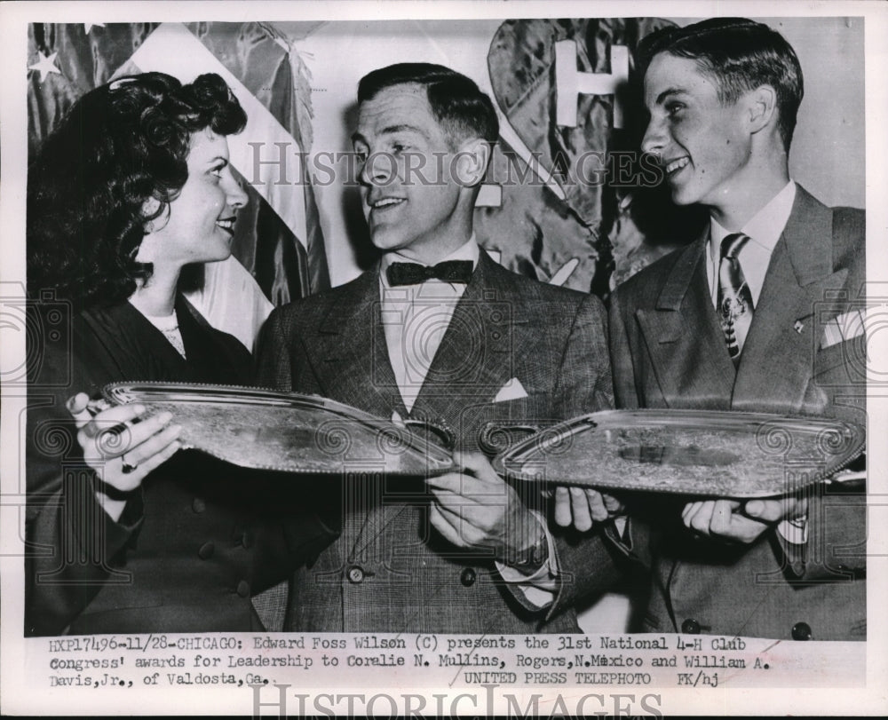 1952 Press Photo Edward Foss Wilson present the 31st Natl. 4-H Club Award, - Historic Images