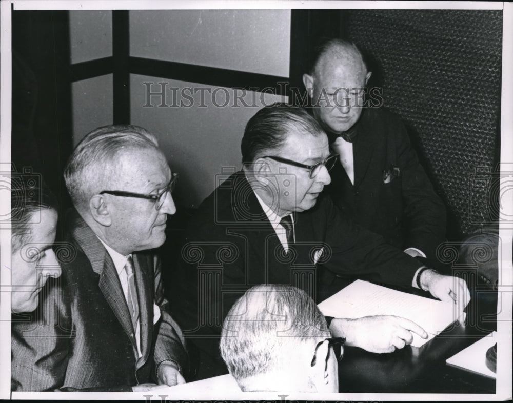 1962 Press Photo Press conference of Chicago Railroad workers negotiator. - Historic Images