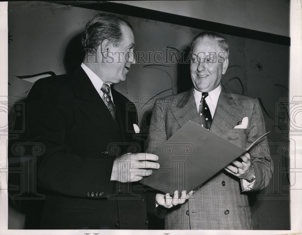 1950 Press Photo I.E. Shouerman of NBC present Natl. Epilepsy League Award. - Historic Images