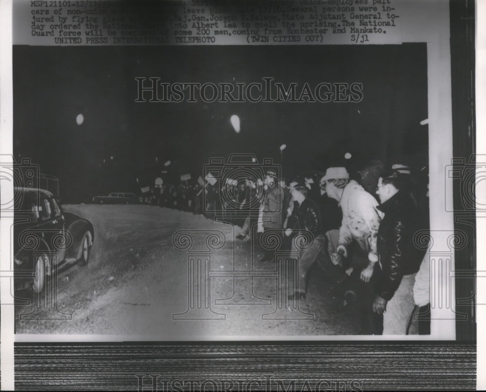 1959 Press Photo Crowd looking at something. - Historic Images