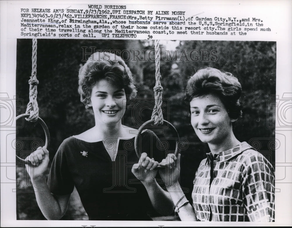 1962 Press Photo Mrs. Betty Pirrmann with Mrs. Jeannette King. - Historic Images