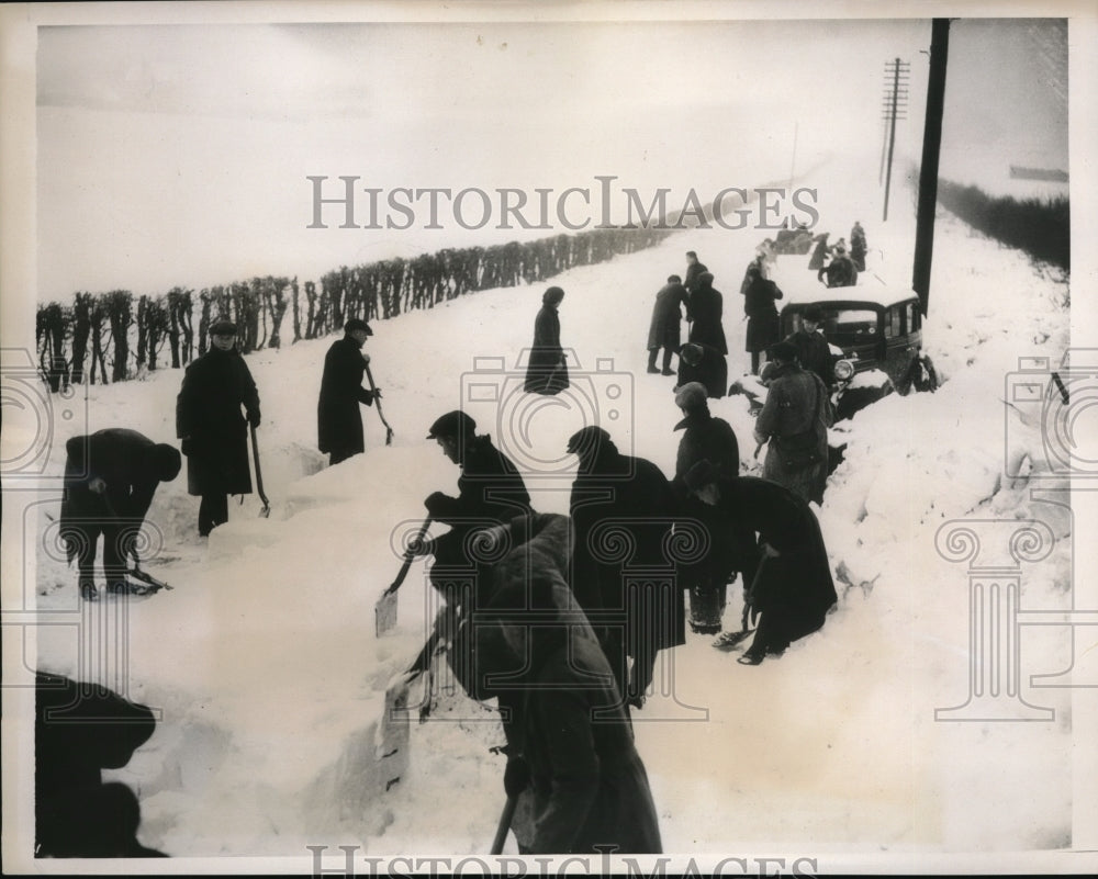 1939 Press Photo Emergency workers dig out main road in London on Beacon Hill. - Historic Images