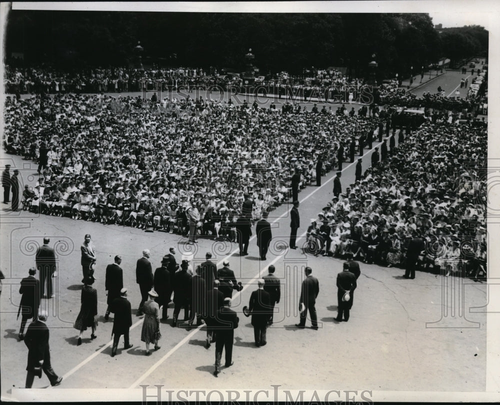 1939 Press Photo King and Queen leave the Capital after shaking congress hands. - Historic Images