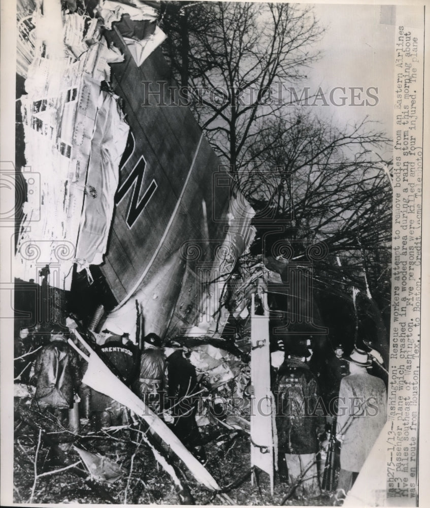 1948 Press Photo Washington, rescue workers at crashed passenger plane - Historic Images