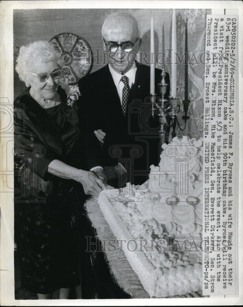 1969 Press Photo James F. Byrnes and wife Maude cut their 63rd anniversary cake. - Historic Images