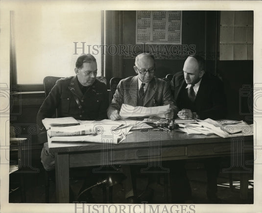 1932 Press Photo 3 men talking while holding a paper. - Historic Images