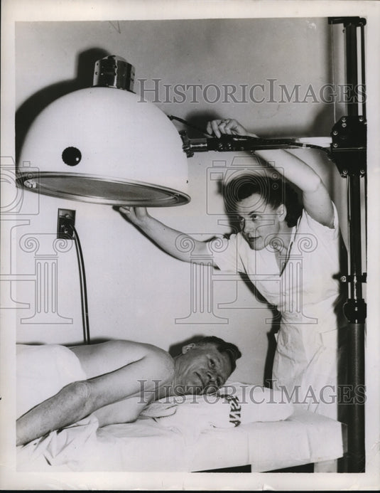 1958 Press Photo Amalgamated Clothing Worker. Sidney Hillman Health Center NYC - Historic Images
