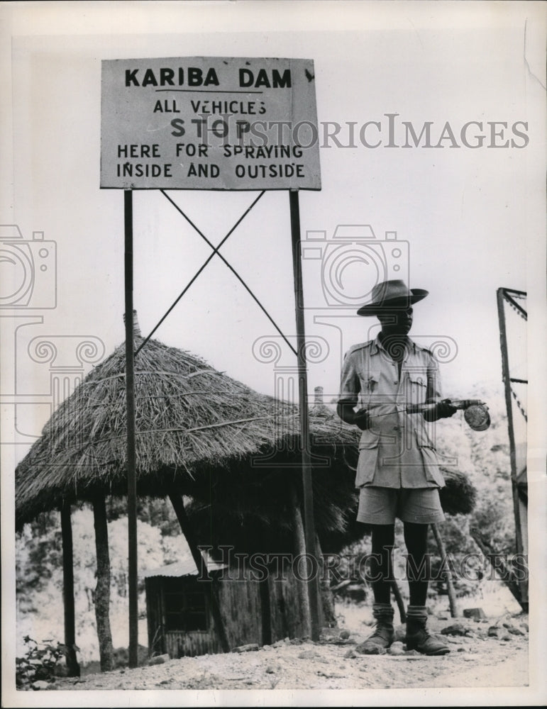 1958 Press Photo Tsetse Fly Sprayings at Checkpoint - Historic Images