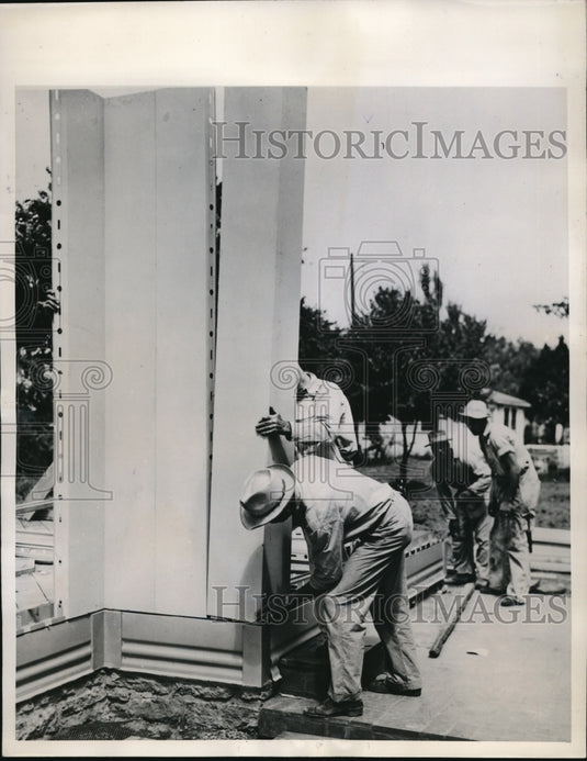 1946 Press Photo Workers Construct House With Fitted Aluminum Panels - Historic Images