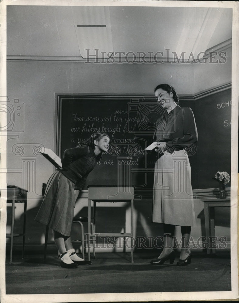 1948 Press Photo Pupil And Teacher Enjoy Benefits Of Bright Flourescent Lighting - Historic Images