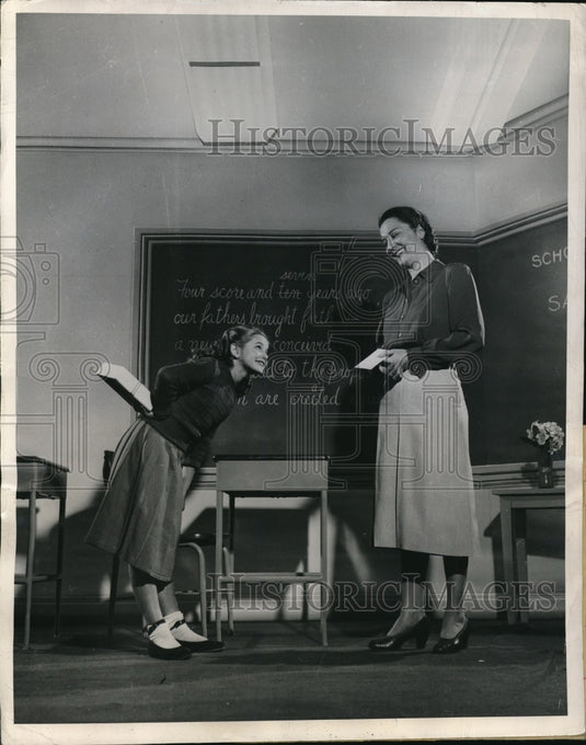 1948 Press Photo Pupil And Teacher Enjoy Benefits Of Bright Flourescent Lighting - Historic Images