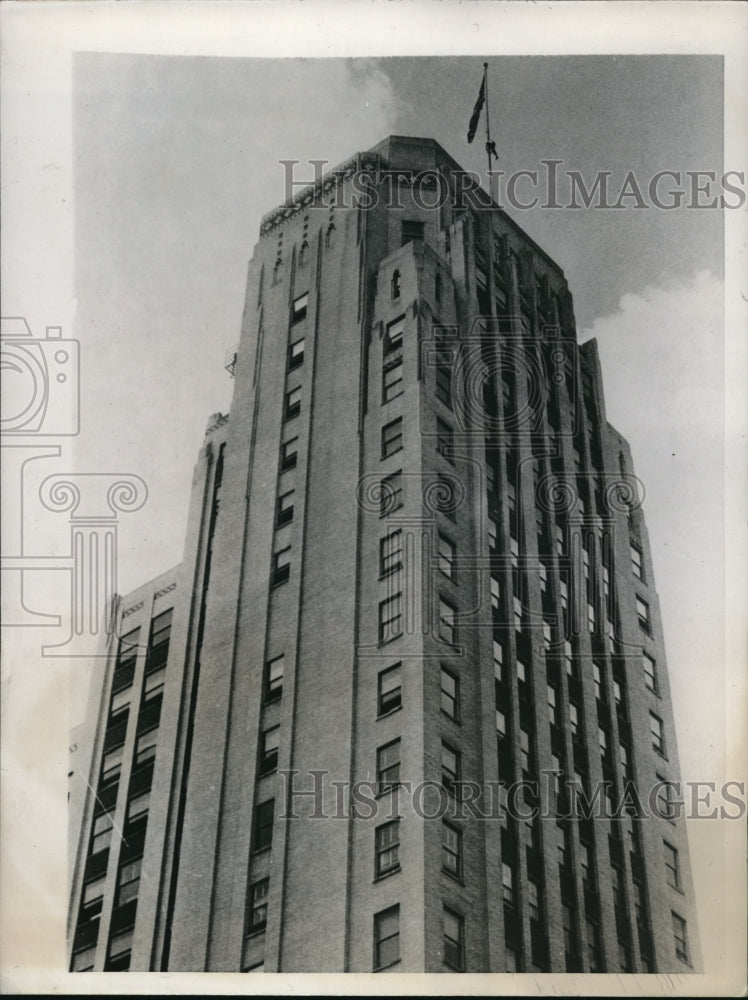 1945 Press Photo Washington steeplejack Lawrence Lawson dangles from bank - Historic Images