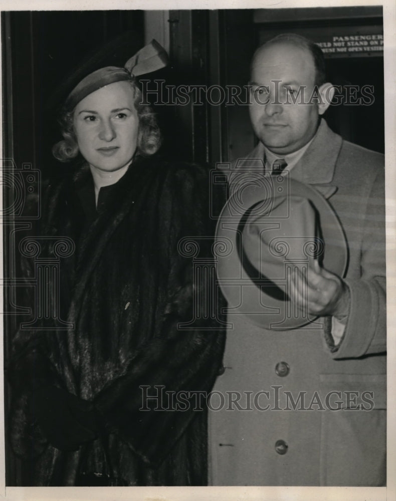 1939 Press Photo New York Film Executive Charles Einfeld and Mrs. Einfeld - Historic Images