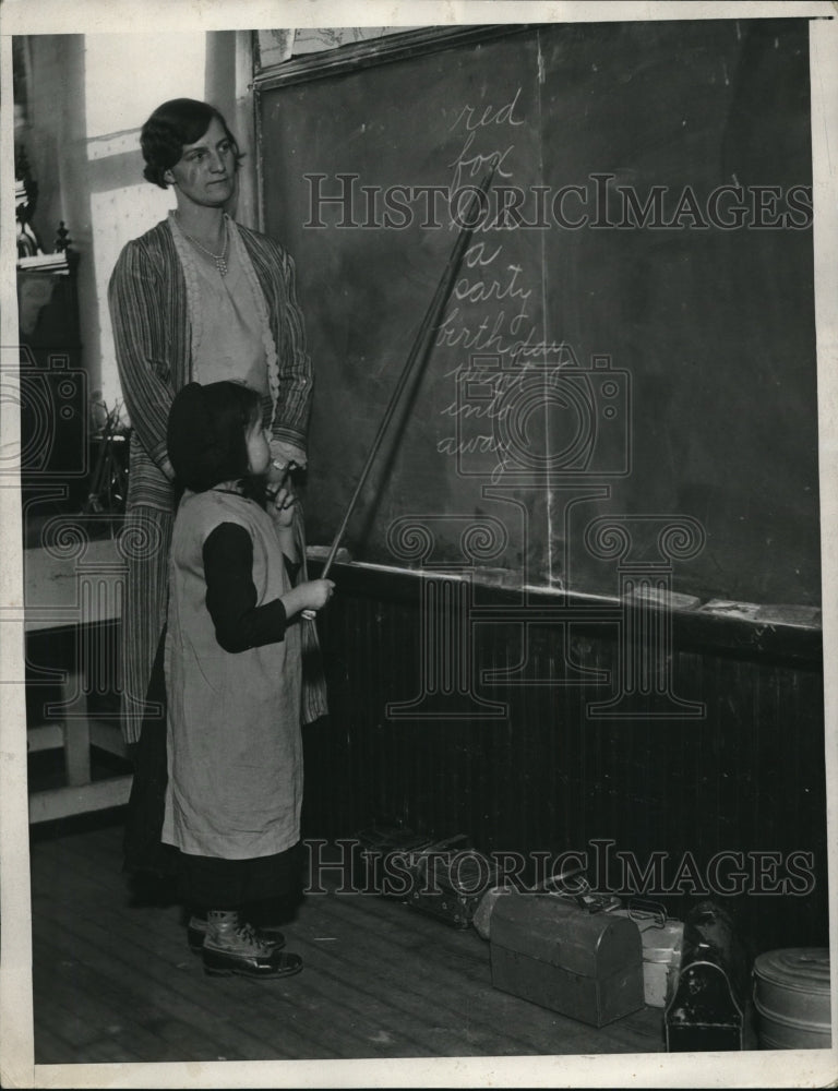 1933 Press Photo Clara Byler Teacher lena Hosmer Old Red School Burton, Ohio - Historic Images