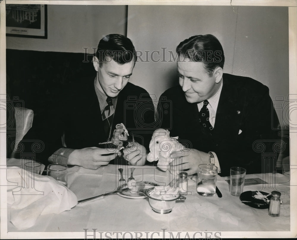 1938 Press Photo John Dick &amp; Lloyd Stein &amp; toy Xmas presents - Historic Images