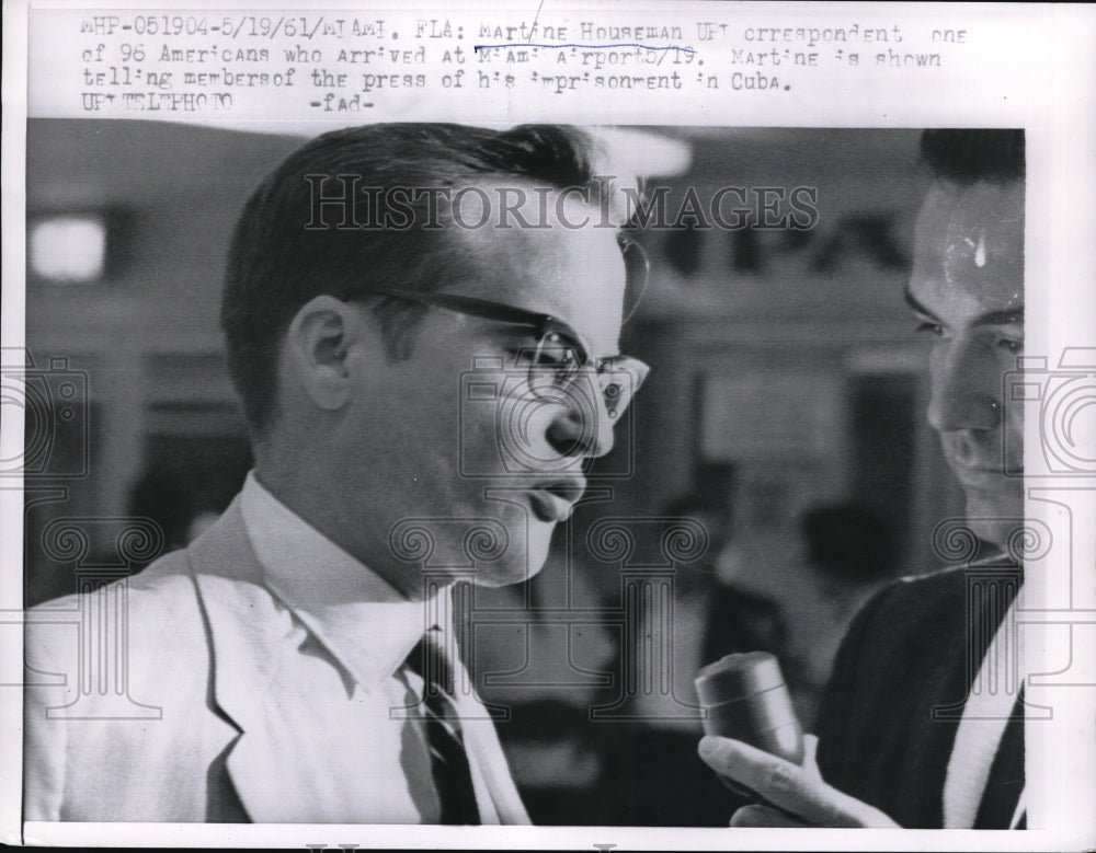 1961 Press Photo UPI Correspondent Martine Houseman Talks With Other Reporters - Historic Images