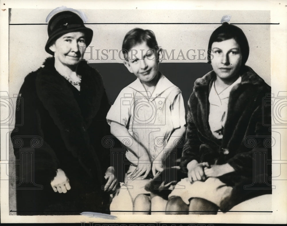 1934 Press Photo Wilkes Barre,Pa Ben Hendricks, mom &amp; sister, rare disease - Historic Images